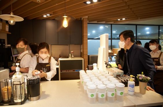서초구, 유휴 공간이 시니어 바리스타를 위한 늘봄 카페로 재탄생 !