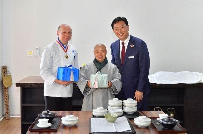 좌측부터 르꼬르동블루 에릭 브리파 학과장, 정관스님, 김한종 장성군수