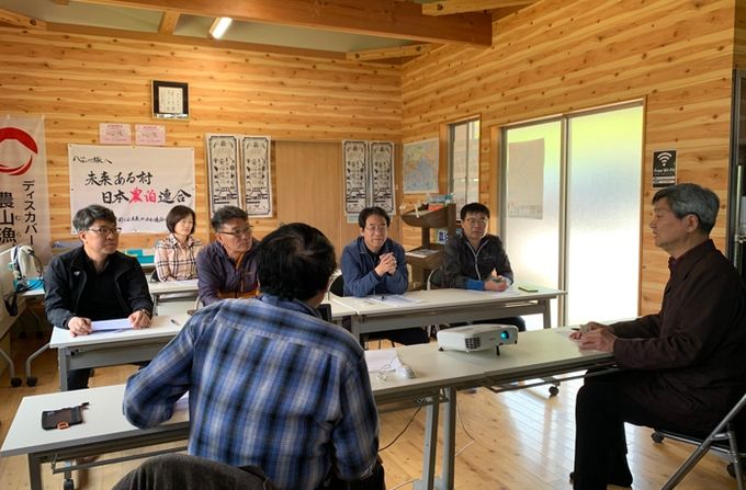 강진원 강진군수와 군 관계자들이 일본 아지무마치 그린투어리즘 연구회에서 연수를 하고 있다.